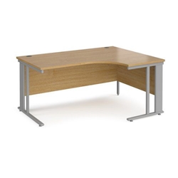 Maestro 25 right hand ergonomic desk 1600mm wide - silver cable managed leg frame, oak top