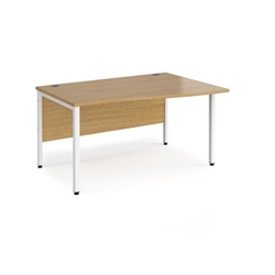 Maestro 25 right hand wave desk 1400mm wide - white bench leg frame, oak top