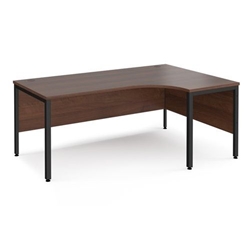 Maestro 25 right hand ergonomic desk 1800mm wide - black bench leg frame, walnut top