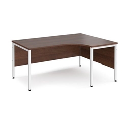 Maestro 25 right hand ergonomic desk 1600mm wide - white bench leg frame, walnut top