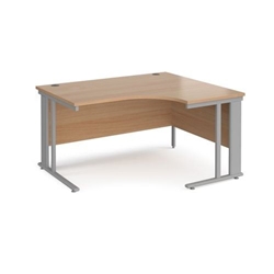 Maestro 25 right hand ergonomic desk 1400mm wide - silver cable managed leg frame, beech top