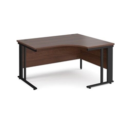 Maestro 25 right hand ergonomic desk 1400mm wide - black cable managed leg frame, walnut top