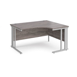 Maestro 25 right hand ergonomic desk 1400mm wide - silver cable managed leg frame, grey oak top
