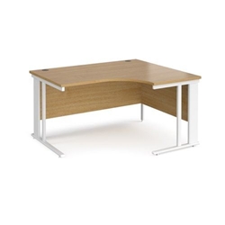 Maestro 25 right hand ergonomic desk 1400mm wide - white cable managed leg frame, oak top