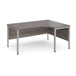 Maestro 25 right hand ergonomic desk 1600mm wide - silver bench leg frame, grey oak top