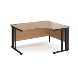 Maestro 25 right hand ergonomic desk 1400mm wide - black cable managed leg frame, beech top