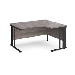 Maestro 25 right hand ergonomic desk 1400mm wide - black cable managed leg frame, grey oak top