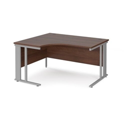 Maestro 25 left hand ergonomic desk 1400mm wide - silver cable managed leg frame, walnut top