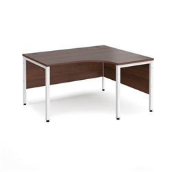 Maestro 25 right hand ergonomic desk 1400mm wide - white bench leg frame, walnut top